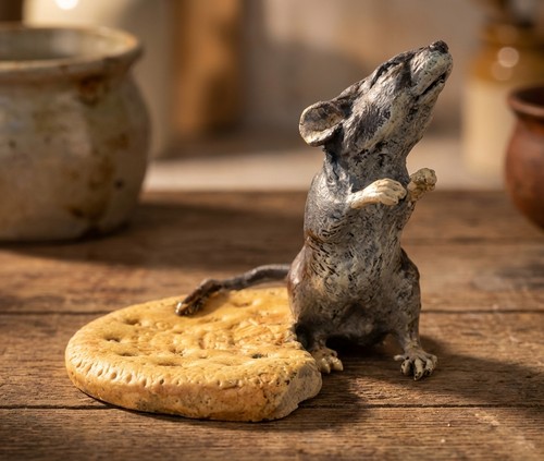 Wiener Bronze Maus mit Keks