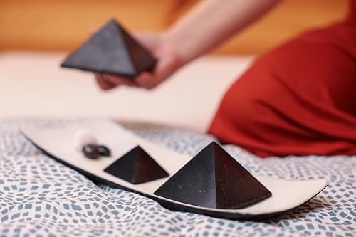 Shungit-Pyramide aus poliertem Naturstein