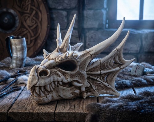 Drachenschädel-Skulptur