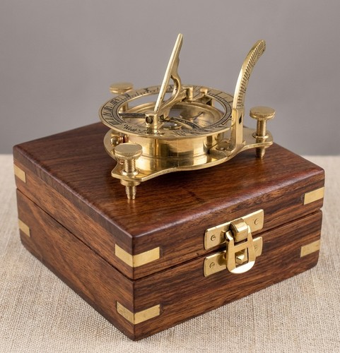 Sonnenuhr-Kompass aus Messing