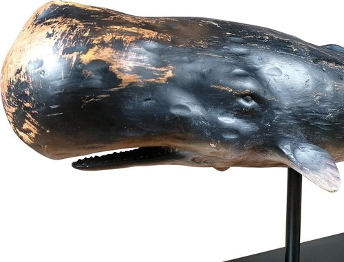 Pottwal-Skulptur auf Sockel Detail