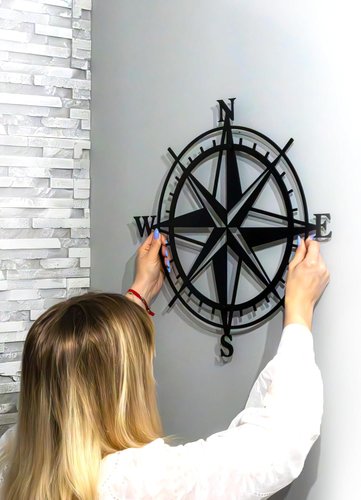 Kompass-Wandskulptur aus Metall Detail