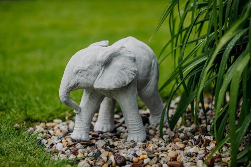 Afrikanische Elefanten-Skulptur aus Steinguss Detail
