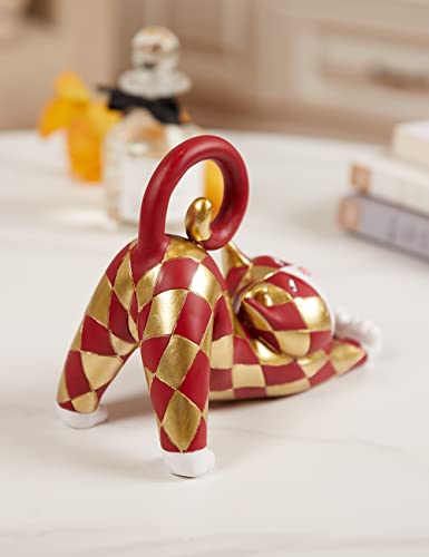 Katzenskulptur im Schachbrettmuster Detail