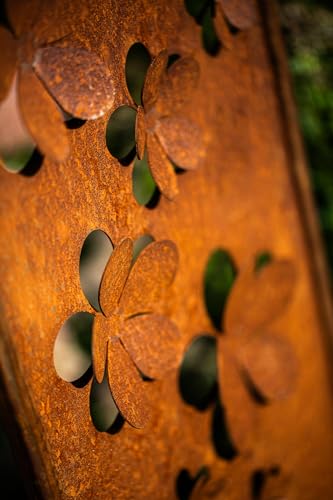 Gartenstele aus Cortenstahl mit Blütenmotiv Detail