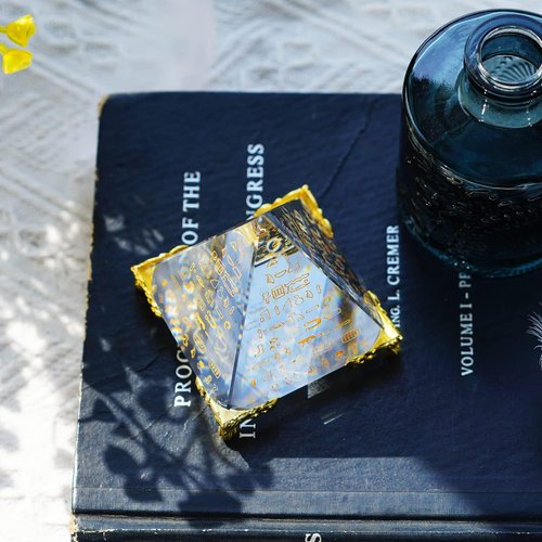 Kristallpyramide mit Hieroglyphen