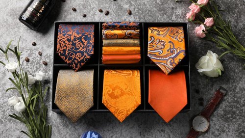 Krawatten-Kollektion mit Einstecktüchern