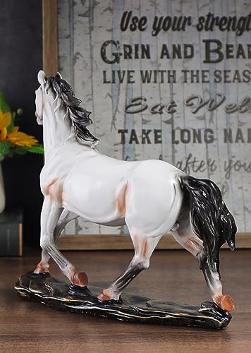 Elegante Pferdeskulptur aus Kunstharz Detail