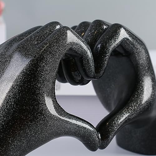 Herzgeste Skulptur im Metallic-Look Detail