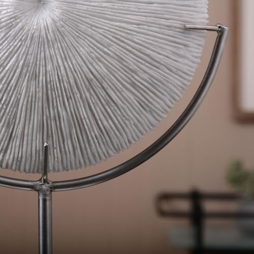 Korallen-Skulptur auf Marmorsockel Detail