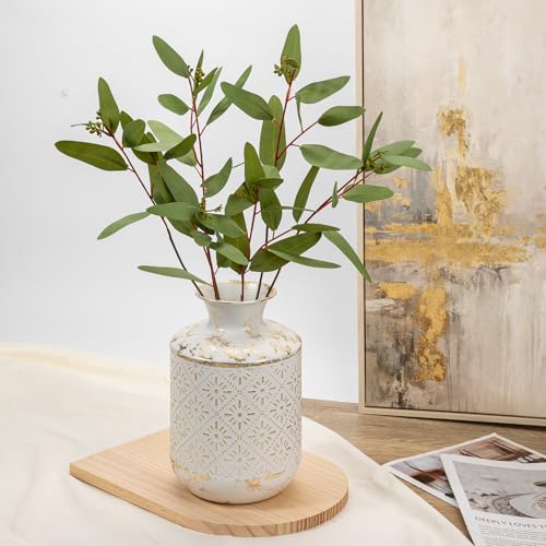 Metallvase im Shabby-Chic