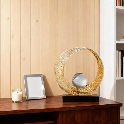 Goldene Ringskulptur mit Kristallkugel Detail