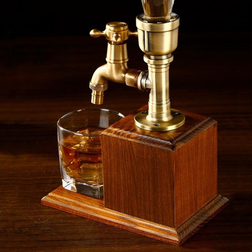 Vintage Whisky-Dispenser mit Messinghahn Detail