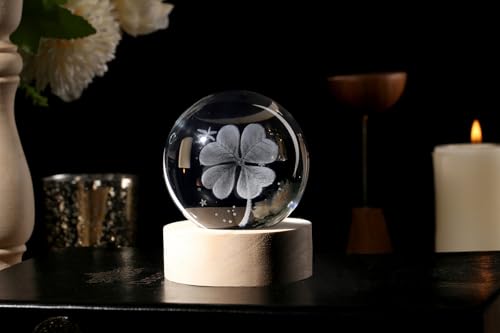 Kristallkugel mit leuchtendem Kleeblatt