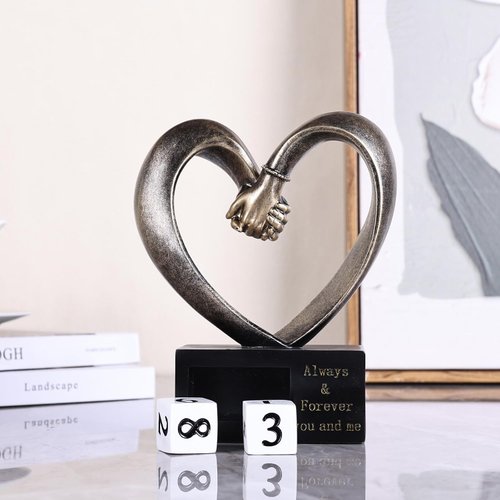 Händepaar-Skulptur mit ewigem Kalender