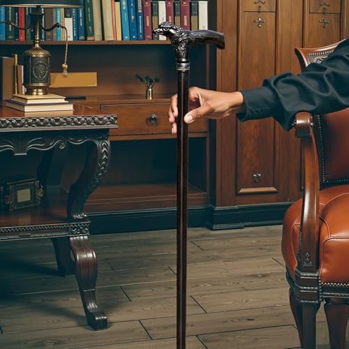 Handgeschnitzter Gehstock mit Adlerkopf Detail