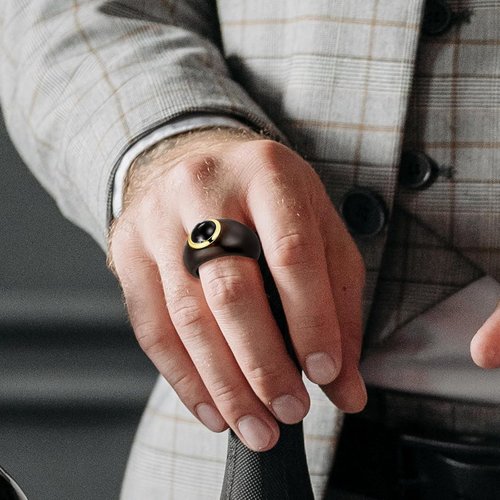 Sandelholz-Ring mit schwarzem Marmor Detail